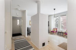 Lakeside Retreat near the University, with 2 free parking spots