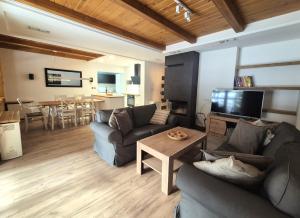 Forest House- dom nad górskim potokiem