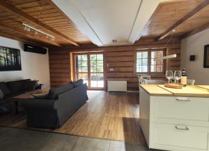 Forest House- dom nad górskim potokiem