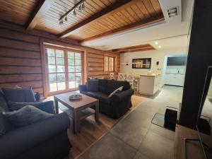 Forest House- dom nad górskim potokiem