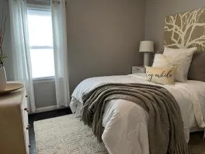 Cozy, 1st floor apartment 2bdrms Plus Semi Private room with Futon Pets with fee Family Friendly Close to Everything - Euclid