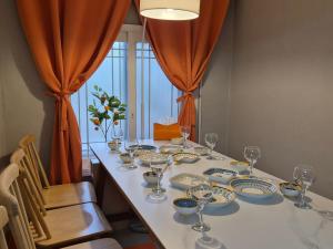 Hongik University Hot Place - Hongdae Yeonnam - Yeontrural Park 2 Min - cozy space emotional accommodation - dining room table for 8 people