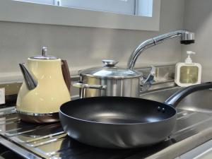 Hongik University Hot Place - Hongdae Yeonnam - Yeontrural Park 2 Min - cozy space emotional accommodation - dining room table for 8 people