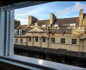 Spacious city-centre apartment in Bath