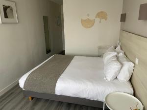 Hotels Cit'Hotel Le Chene Vert : photos des chambres