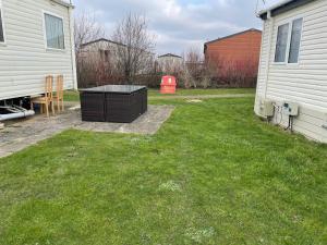 Caravan - Sleeps 8 - Pets Ok - Parking - Patio
