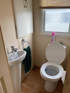 Caravan - Sleeps 8 - Pets Ok - Parking - Patio