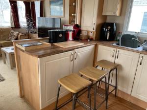 Caravan - Sleeps 8 - Pets Ok - Parking - Patio