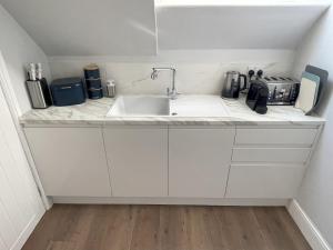 Ideal Contractor Business & Family Friendly 2-Bed Apartment Quiet & Spotless with Fast WiFi Large Screen Smart TV