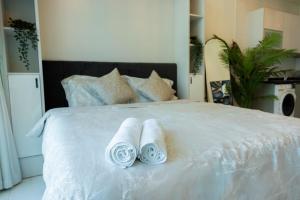 Studio in downtown with Burj Khalifa and city view