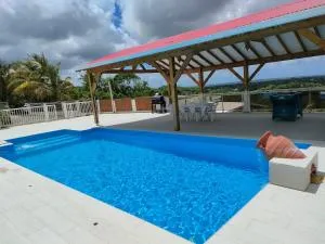 Coin tranquille avec vue panoramique et piscine - Fouché