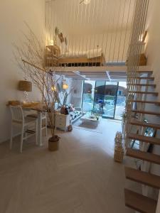 Stylish Boutique Loft Duplex, Near Circle Mall, Balcony, Fast WiFi, 2 Pools and Gym