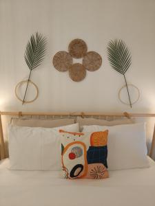 Stylish Boutique Loft Duplex, Near Circle Mall, Balcony, Fast WiFi, 2 Pools and Gym