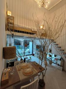 Stylish Boutique Loft Duplex, Near Circle Mall, Balcony, Fast WiFi, 2 Pools and Gym