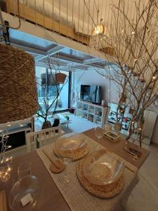 Stylish Boutique Loft Duplex, Near Circle Mall, Balcony, Fast WiFi, 2 Pools and Gym