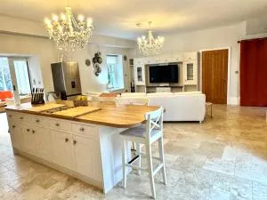 Stunning and luxurious Manor House holiday home - Ringstead