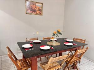 Duplex 3 quartos Ar condicionado 2 camas casal 5 camas solteiro Garagem para 3 carros proximo ao Centro e Shopping