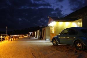 مخيم واستراحة البيارق أم النمل خربة دير العسل