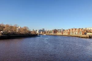 Waterfront Quayside Apartment with secure parking & lift, Ideal for Mobility Users