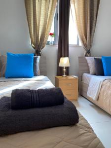 St Julians Cute Holiday Apartment with side seaview