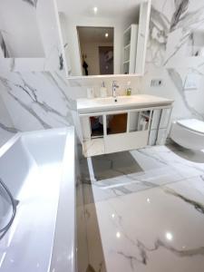Appartements Monaco Monte-Carlo door step - Luxury Apartment - 2 Bedrooms 2 Bathrooms - Superb Modern Fully Equipped : photos des chambres