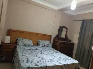 F2 bien équipé en plein centre-ville de Béjaïa - Taranimt