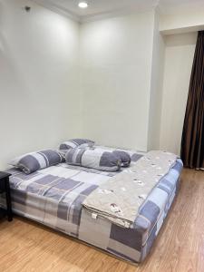 Shared Apartment in Sudirman - with Private Room & Private Bathroom & TV, 5 mins to MRT, Bus Stations, and Shopping Mall