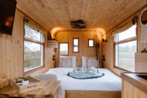 CRASHNSTAY - Sebastian