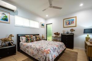 STUNNING MAGNETIC ISLAND HOME, PRIVATE, LARGE POOL, CHILDREN AND PETS on REQUEST PLEASE