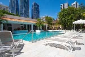 1BR Tropical Escape with Heated Pools Sauna BBQ