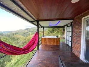 Cabaña en Norcasia con Jacuzzi, piscina agua de manantial y opción de atracciones extremas Paraíso Xtreme - Samaná