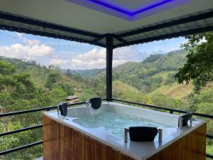 Cabaña en Norcasia con Jacuzzi, piscina agua de manantial y opción de atracciones extremas Paraíso Xtreme