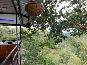 Cabaña en Norcasia con Jacuzzi, piscina agua de manantial y opción de atracciones extremas Paraíso Xtreme