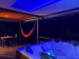 Cabaña en Norcasia con Jacuzzi, piscina agua de manantial y opción de atracciones extremas Paraíso Xtreme