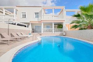 Townhouse with private pool!