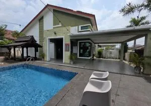 Rooma With Private Pool In Kelebang - Kampong Padang