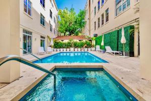 2-Min to Beach, Upscale Enclave