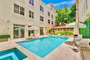 2-Min to Beach, Upscale Enclave