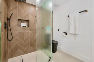 2-Min to Beach, Upscale Enclave