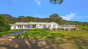 Elegant & Modern Home - Retreat In Gloucester Tranquil Rural Escape With Pool & Views - Rawdon Vale