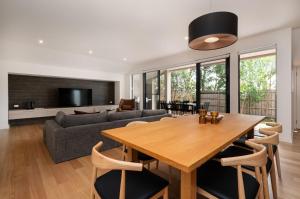 Aura Family Home by the Bay