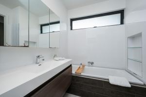 Aura Family Home by the Bay