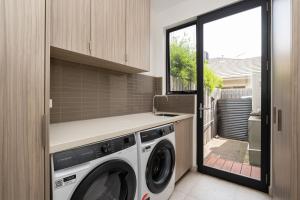 Aura Family Home by the Bay