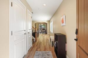 Ellie 30 Days minimum