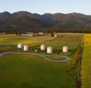 Clark Farm Silos - 5 Silo Mountain View Retreat - Creston