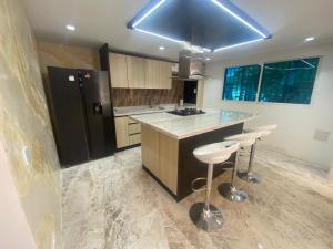 Casa de lujo en barrio popular