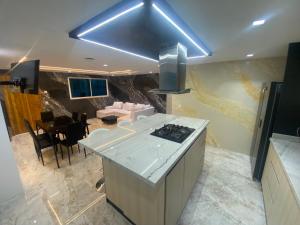 Casa de lujo en barrio popular