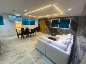 Casa de lujo en barrio popular