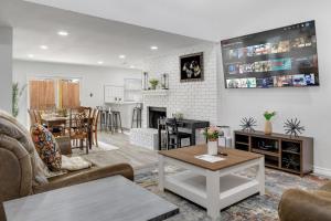 Frisco Getaway Hometel w the Spa and Outdoor Kitchen