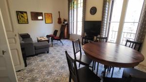 Spacious aptmt close to Pl Universidad and Pl Catalunya, 2,5 bedrooms, balcony, heating, elevator Min 31 nights